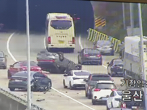 전복된 승용차[부산 경찰청 제공]